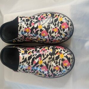 OOFOS Women's Floral Mules - Black, Pink, Yellow